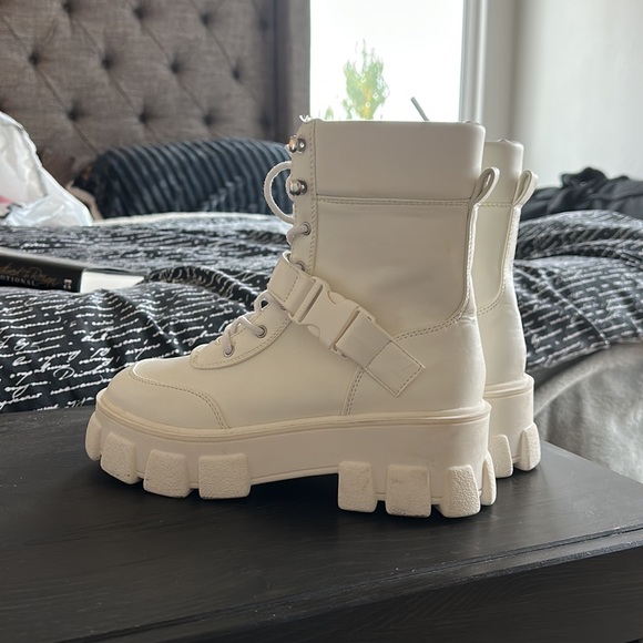 BRAND NEW FOREVER 21 WHITE COMBAT STYLISH BOOTS! - Picture 16 of 16